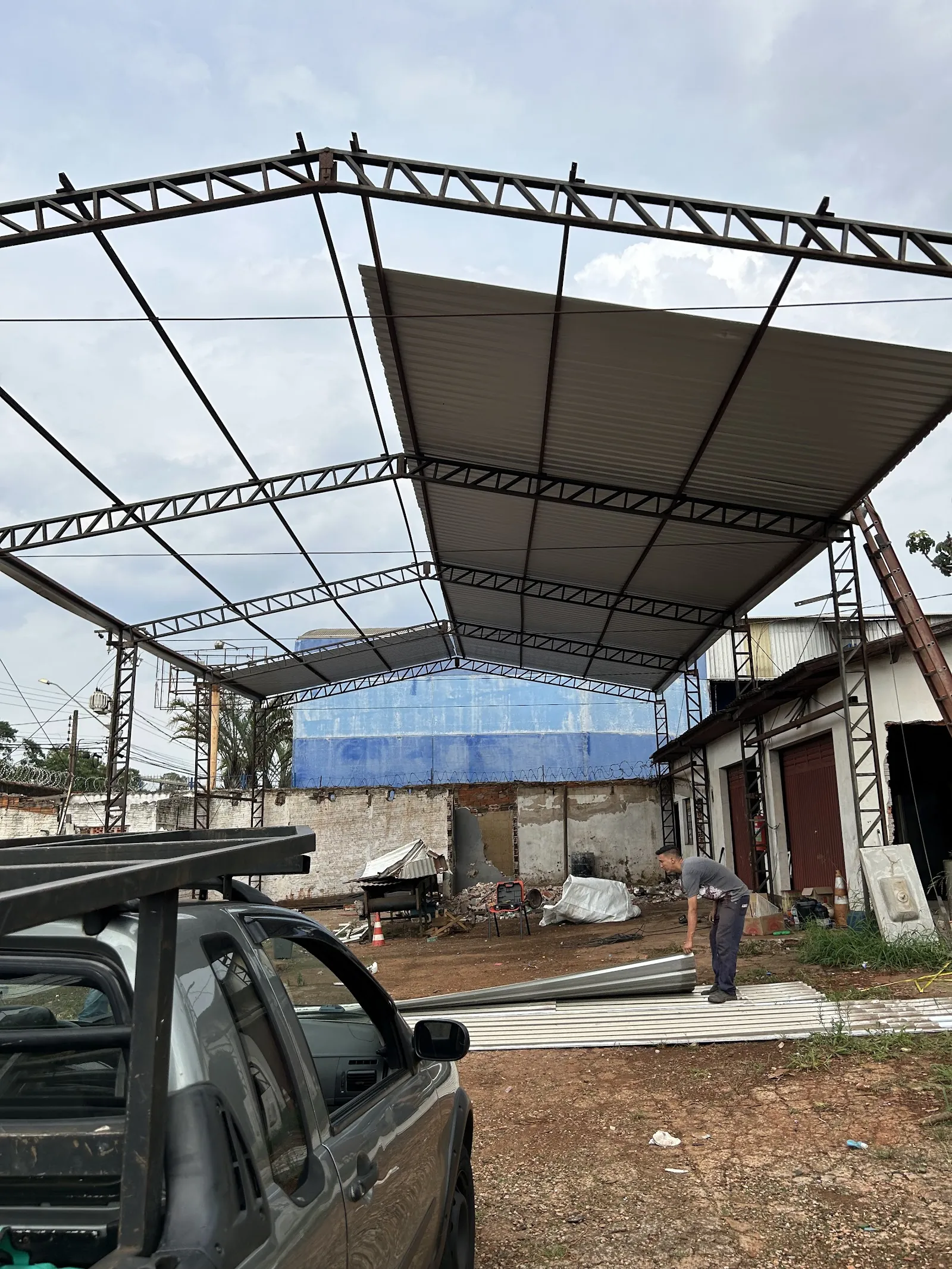 Estrutura metálica de cobertura em montagem