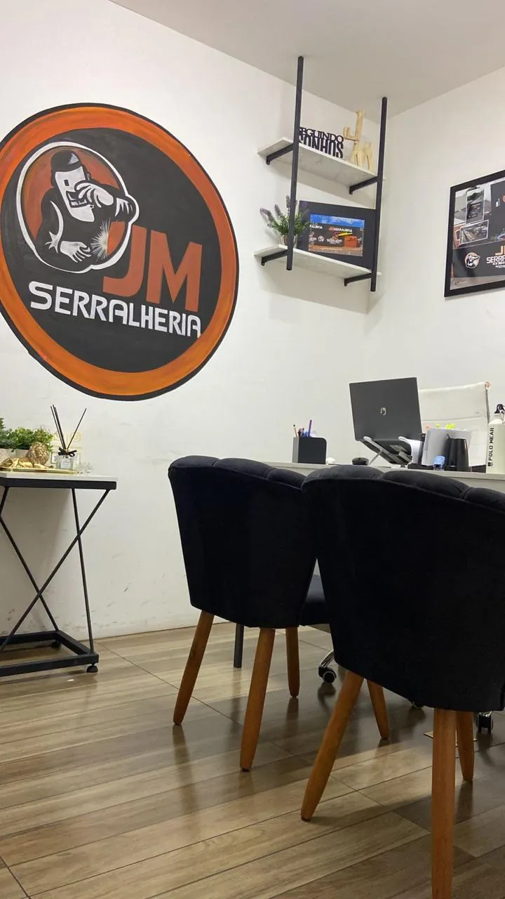 Escritório da JM Serralheria com a logo na parede