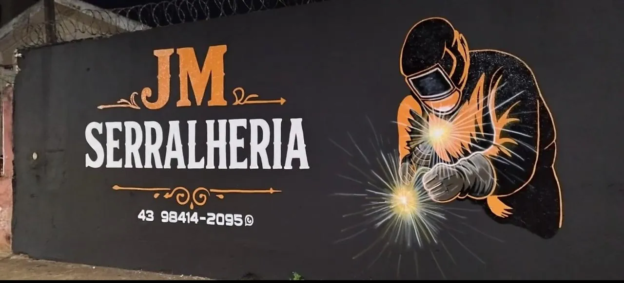 Fachada da JM Serralheria com a logo pintada na parede